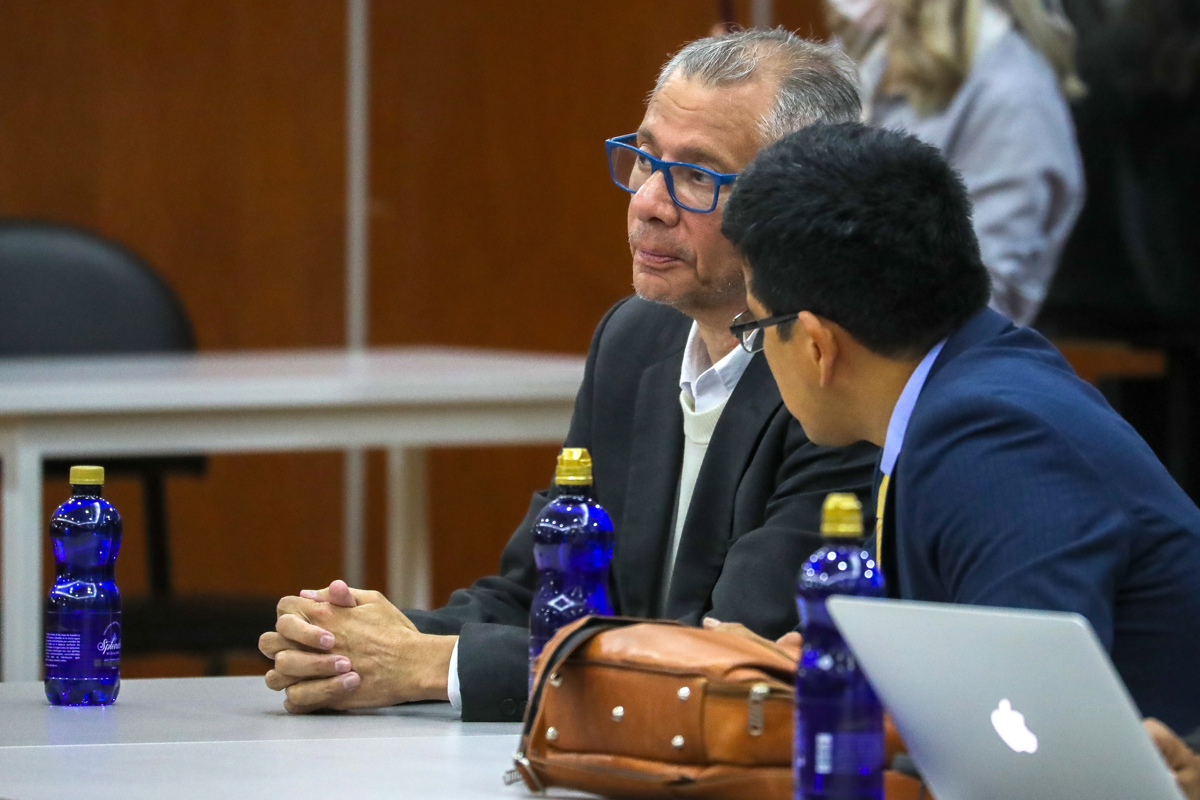 El exvicepresidente de Ecuador Jorge Glas (c), asiste a la sala de audiencias este lunes, en la Corte Nacional de Justicia, en Quito (Ecuador). (Foto de José Jácome de la agencia EFE)
