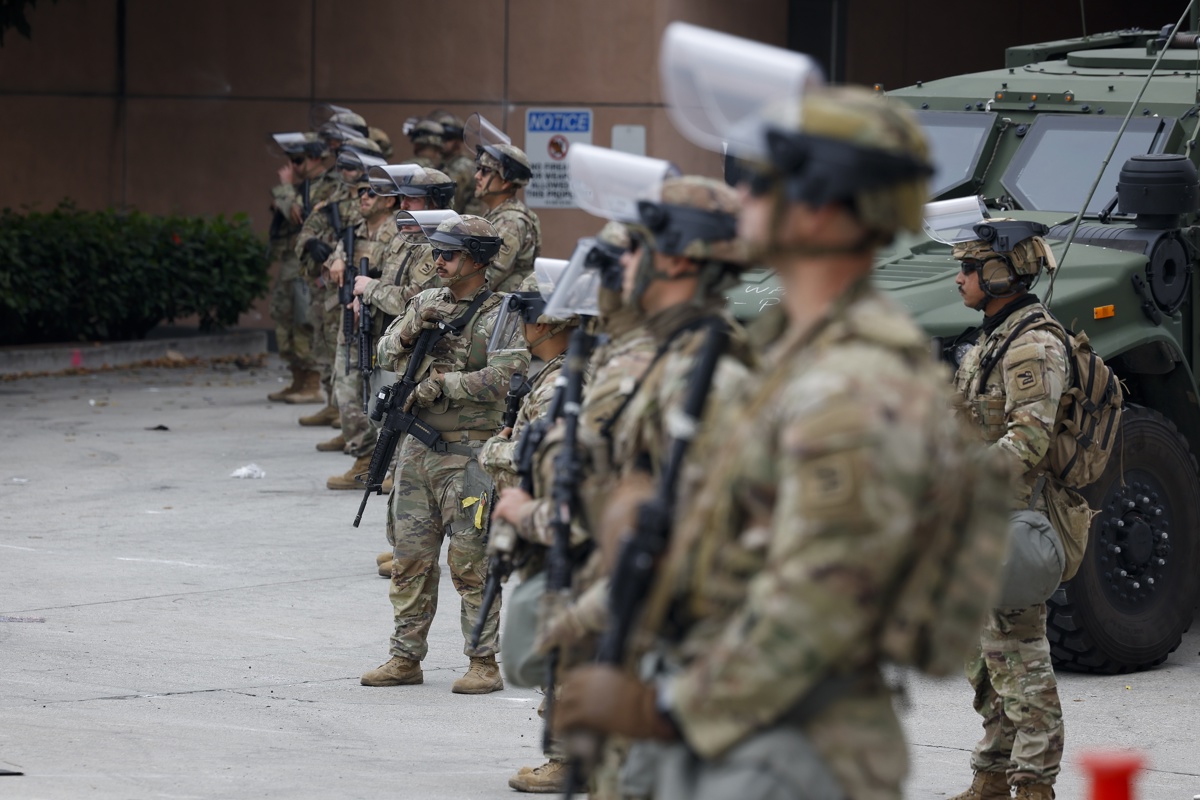 Miembros de la Guardia Nacional realizan formación frente al edificio federal en Los Ángeles, California, EUA. (Foto de Caroline Brehman de la agencia EFE)