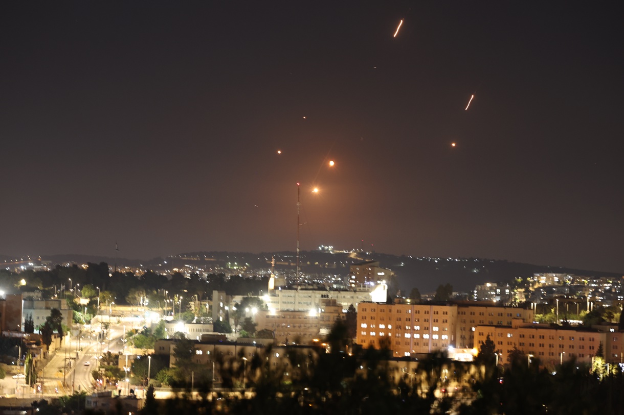 Misiles lanzados desde Irán sobre Jerusalén, este viernes. El ejército israelí ha identificado misiles lanzados desde Irán hacia territorio israelí, como respuesta a los bombardeos israelíes de toda la jornada. (Foto de Atef Safadi de la agencia EFE)