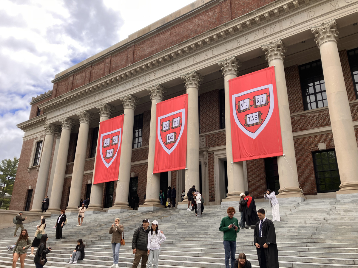 Personas caminan frente a la biblioteca de la Universidad de Harvard. (Foto de Marta Garde de la agencia EFE)