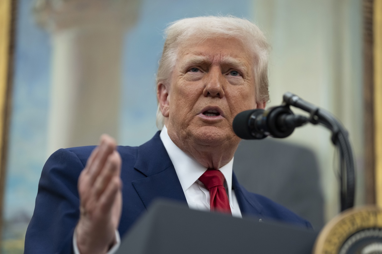 El presidente estadounidense, Donald Trump, habla en la Oficina Oval de la Casa Blanca en Washington. (Foto de Chris Kleponis de la agencia EFE)