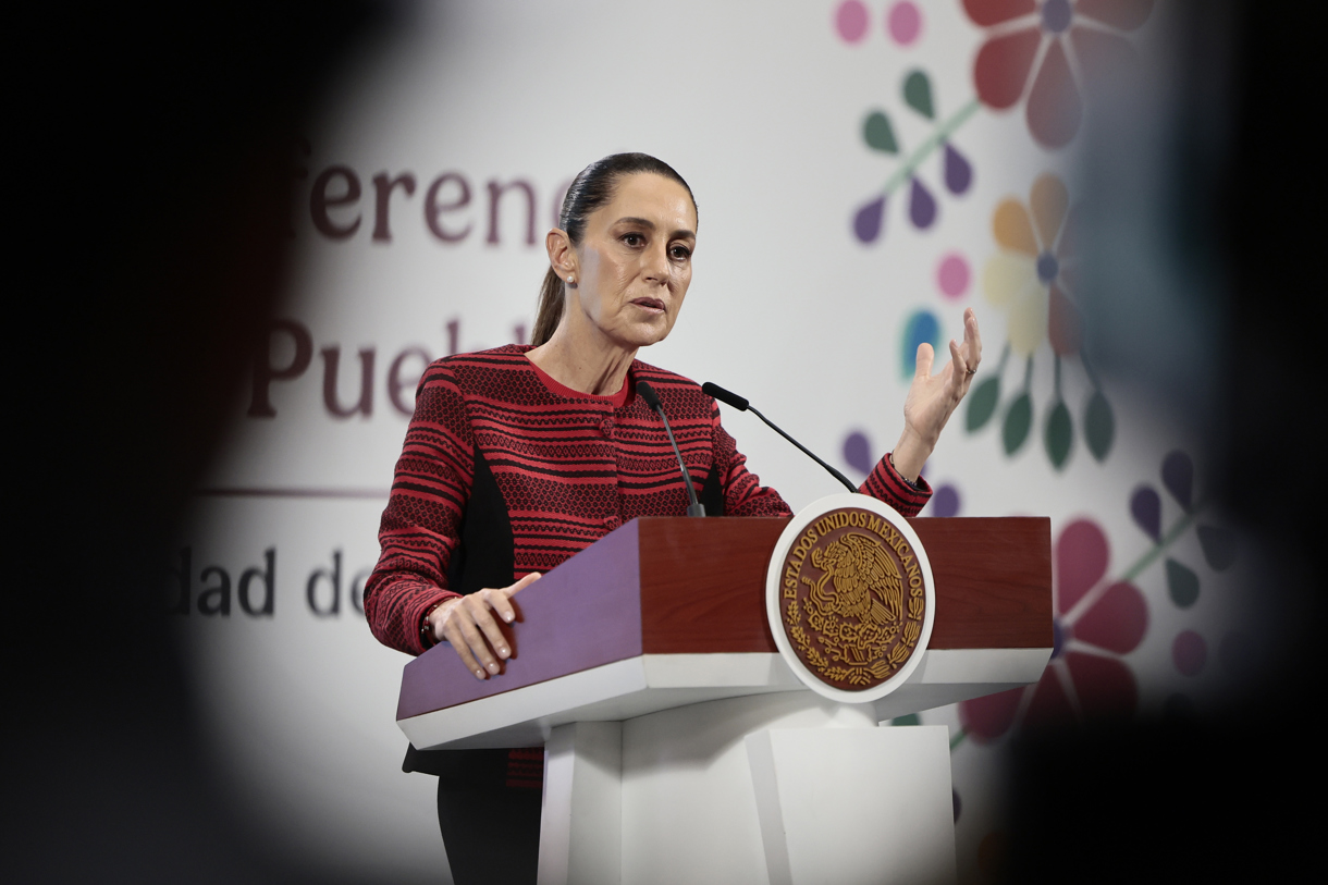 La presidenta de México, Claudia Sheinbaum, habla durante una rueda de prensa en el Palacio Nacional, en Ciudad de México (México). (Foto de archivo de José Méndez de la agencia EFE)