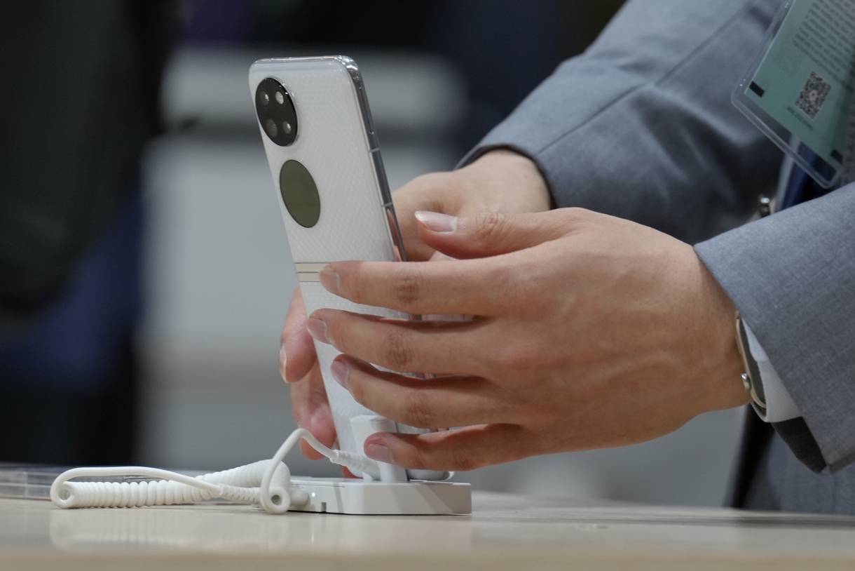 Un hombre probando un teléfono móvil. (Foto de Enric Fontcuberta de la agencia EFE)