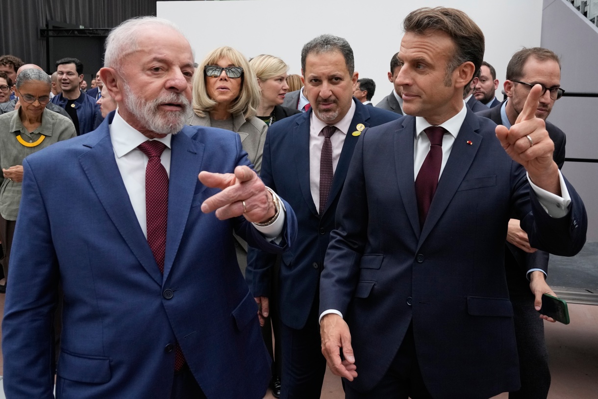 El presidente francés Emmanuel Macron y el brasileño Luiz Inacio Lula da Silva juntos en París. (Foto Michel Euler EFE/EPA/ POOL MAXPPP)