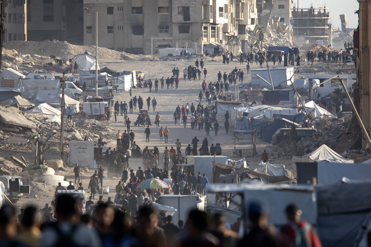 Vista general de tiendas de campaña que albergan a palestinos desplazados internos a lo largo de la costa de Gaza, en una imagen del 2 de junio de 2025. (Foto de Haitham Imad de la agencia EFE/EPA)
