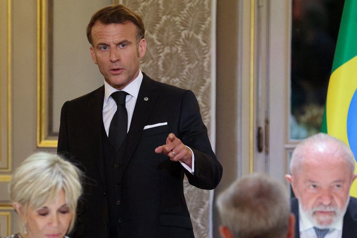 El presidente de Francia Emmanuel Macron (i). (Foto de Ludovic Marin EFE/EPA/ POOL MAXPPP)