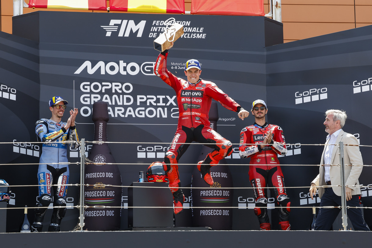 En la imagen, el presidente de Aragón, Jorge Azcón (d), tras hacer entrega de los trofeos. (Foto de Javier Cebollada de la agencia EFE)
