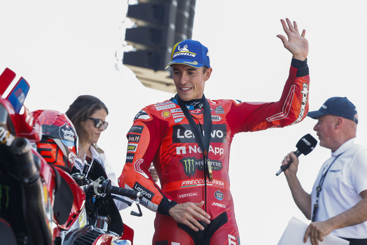 El piloto español de MotoGP Marc Márquez (Ducati Desmosedici GP25) celebra su victoria en la carrera “sprint” del Gran Premio de Aragón de MotoGP que se ha disputado este sábado en el circuito Motorland de Alcañiz. (Foto de Javier Cebollada de la agencia EFE)