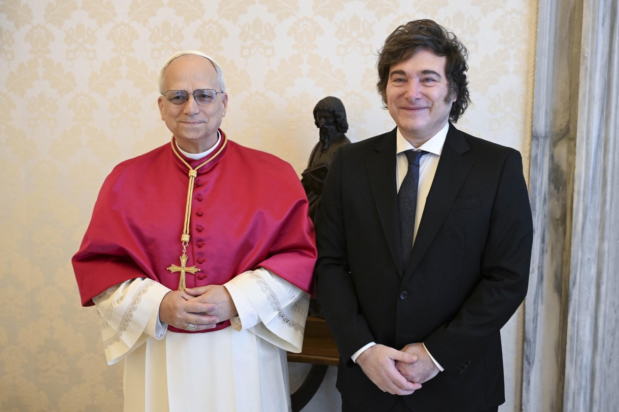 Una imagen proporcionada por Vatican Media muestra al Papa León XIV con el presidente de Argentina, Javier Milei, en la Ciudad del Vaticano, el 7 de junio de 2025.