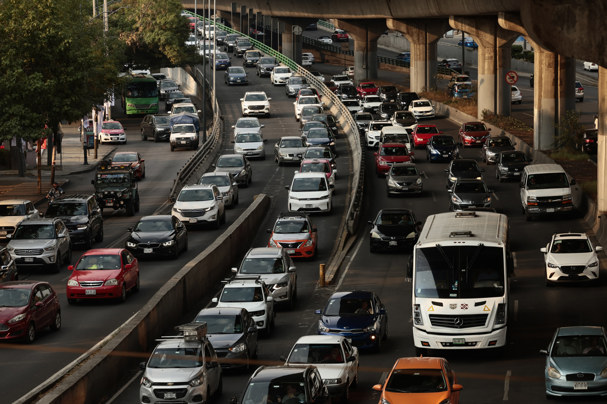 Fotografía del tráfico vehicular el 22 de febrero de 2024 en la Ciudad de México (México). (Foto de José Méndez de la agencia EFE)