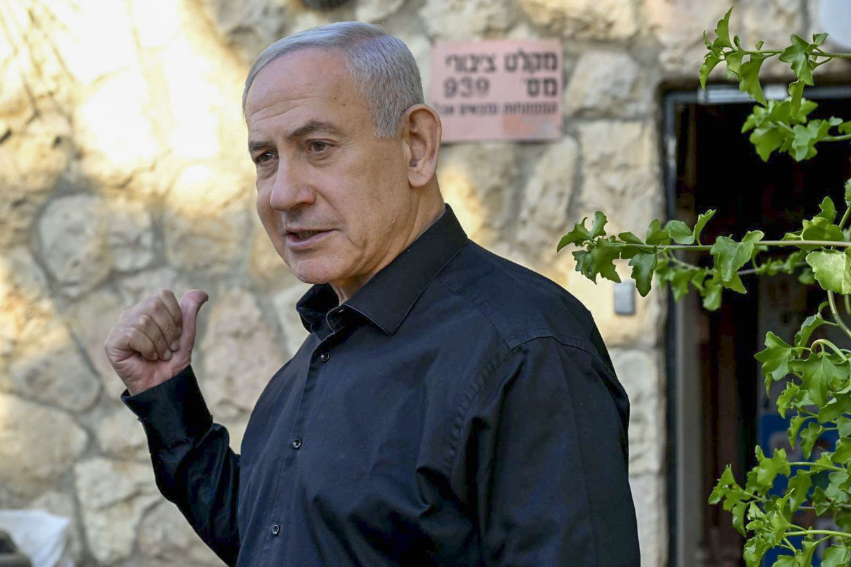 El primer ministro de Israel, Benjamín Netanyahu, ha asegurado este sábado en Jerusalén que su país está actuando con el “claro apoyo” del presidente de Estados Unidos, Donald Trump, en sus ataques a Irán. (Foto de Avi Ohayon EFE/GPO)