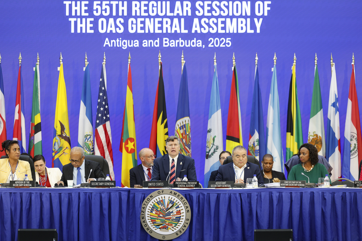 El secretario general de la Organización de los Estados Americanos (OEA), Albert Ramdin (2i), el subsecretario de Estado de Estados Unidos, Christopher Landau (c), y el asistente del secretario general de la OEA, Néstor Méndez, asisten a la primera sesión plenaria de la 55ª Asamblea General de la OEA este jueves, en Saint John’s (Antigua y Barbuda). (Foto Bienvenido Velasco de la agencia EFE)