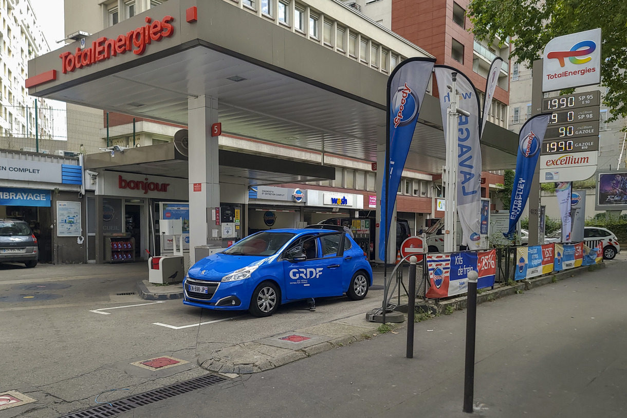 Una gasolinera de la empresa Total Energies en la avenida de Clichy de París (Francia). (Foto de archivo de Edgar Sapiña Manchado de la agencia EFE)
