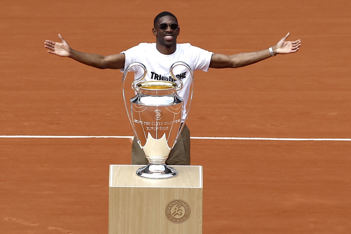 La “Orejona” aterrizó en la Philippe-Chatrier en Roland Garros, de la mano del delantero Ousmane Dembélé. (Foto de Yoan Valat de la agencia EFE/EPA)