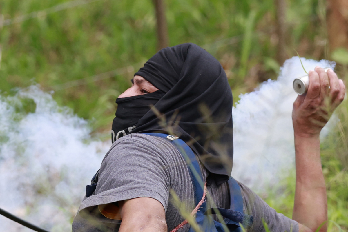Un manifestante corre al recibir gases lacrimógenos lanzados por agentes de la Unidad de Control de Multitudes (UCM) este 18 de junio de 2025, en Valle de Agua Abajo en la provincia de Bocas del Toro (Panamá). (Foto de Bienvenido Velasco de la agencia EFE)