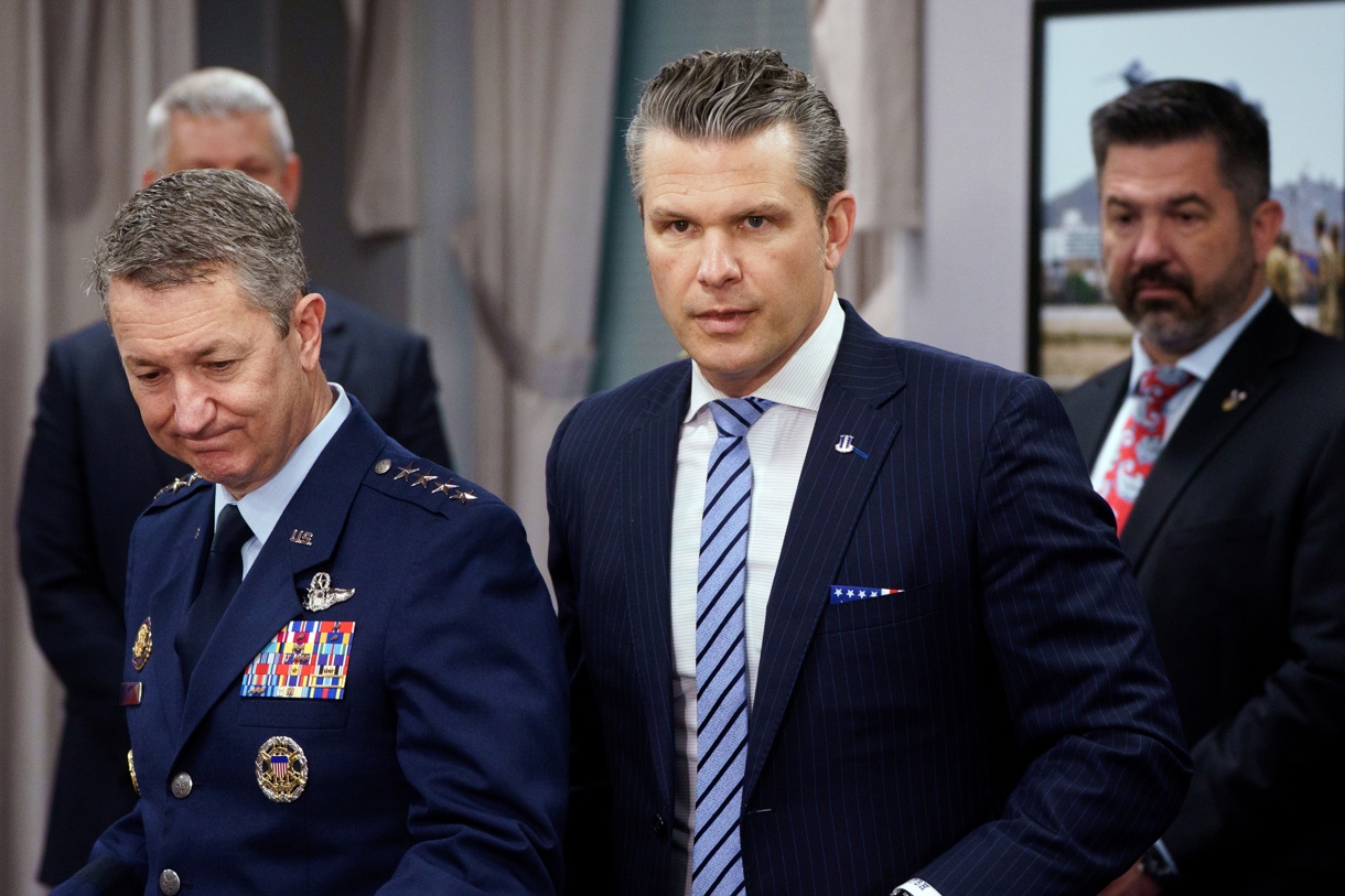 El jefe del Estado Mayor Conjunto de EUA, el general de la Fuerza Aérea Dan Caine (i), y el secretario de Defensa de EUA, Pete Hegseth (c). (Foto de archivo de Will Oliver de la agencia EFE/EPA)