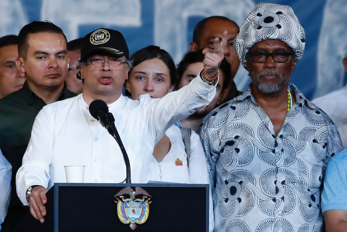 El presidente de Colombia, Gustavo Petro, habla durante un discurso este miércoles, en la Plaza de San Francisco en Cali (Colombia). (Foto de Ernesto Guzmán de la agencia EFE)