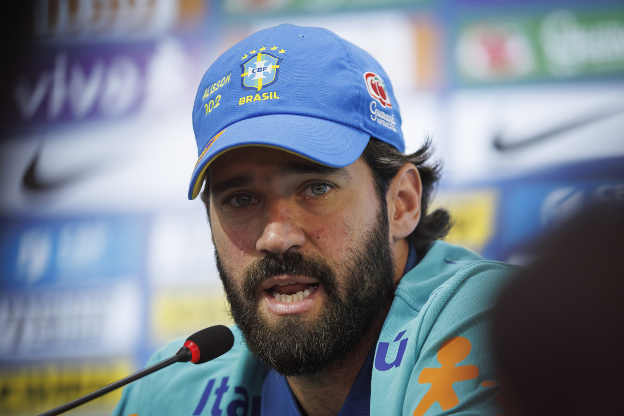 El guardameta titular de la selección brasileña Alisson Becker habla este sábado con periodistas en Sao Paulo sobre los cambios que ha introducido el entrenador Carlo Ancelotti y el partido de eliminatorias del Mundial de 2026 del próximo martes con Paraguay. (Foto de Isaac Fontana de la agencia EFE)
