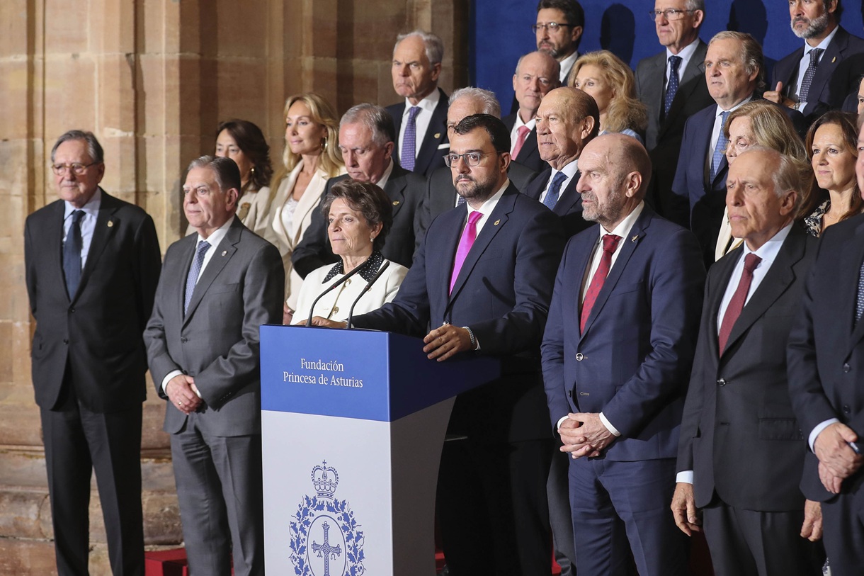 El jurado del Premio Princesa de Asturias de la Concordia 2025, presidido por Adrián Barbón (c), durante la lectura, este miércoles, del acta del jurado que otorga el galardón de esta edición al Museo Nacional de Antropología de México, institución creada en 1940 que investiga, conserva y exhibe las colecciones arqueológicas y etnográficas más importantes del país. (Foto de J.L. Cereijido de la agencia EFE)