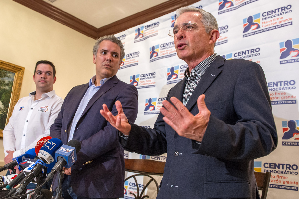 Los expresidentes de Colombia Iván Duque y Álvaro Uribe Vélez. ( Foto de archivo de Giorgio Viera de la agencia EFE)