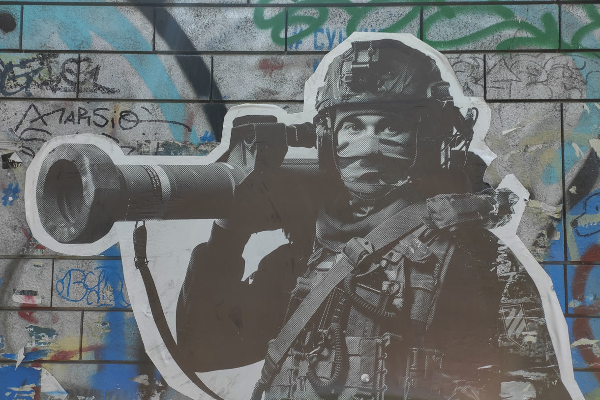 Un grafiti de un soldado ucraniano en una calle de Kiev. (Foto de archivo de Rostyslav Averchuk de la agencia EFE)