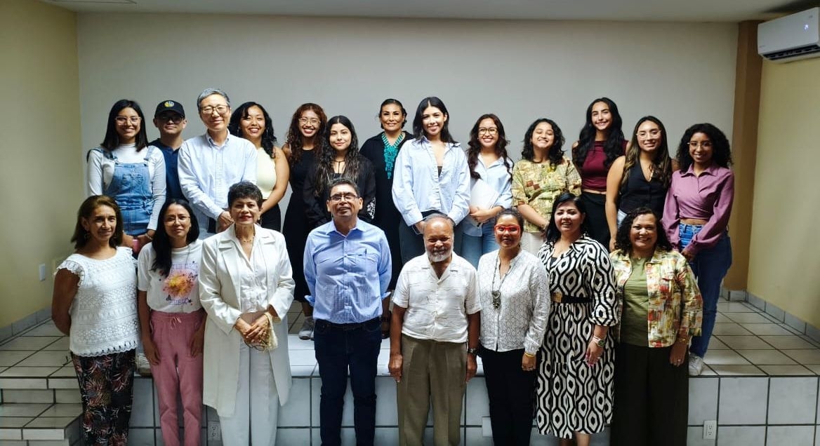 En encuentro, investigadoras e investigadores del CUEICP-CEAPEC compartieron con las y el visitante, sus líneas de investigación. (Foto de la Dirección General de Prensa de la UdeC)