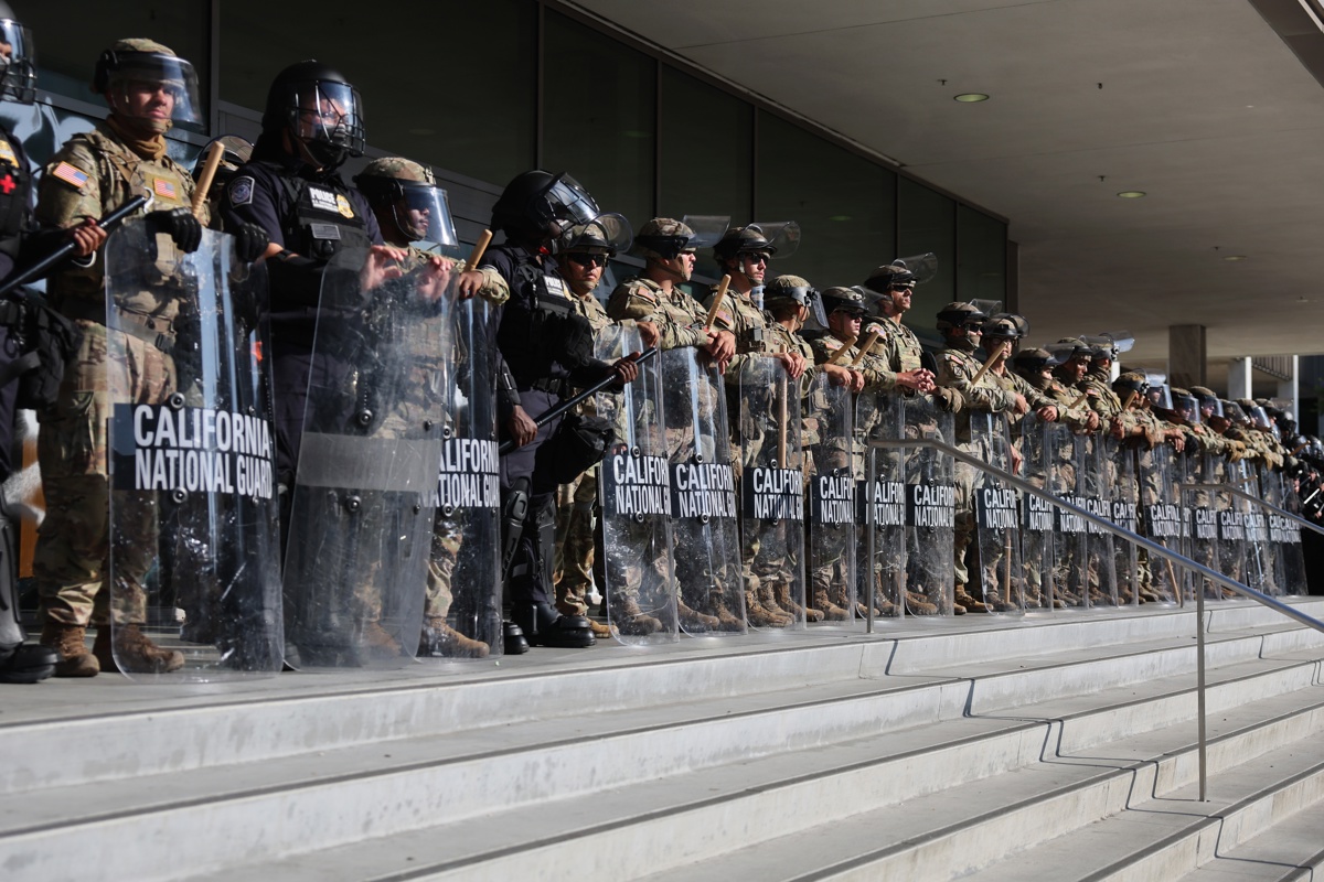 Miembros de la Guardia Nacional de California se encuentran frente al Edificio Federal durante las protestas provocadas por redadas migratorias en Los Ángeles, California, EUA. (Foto de Allison Dinner de la agencia EFE/EPA)