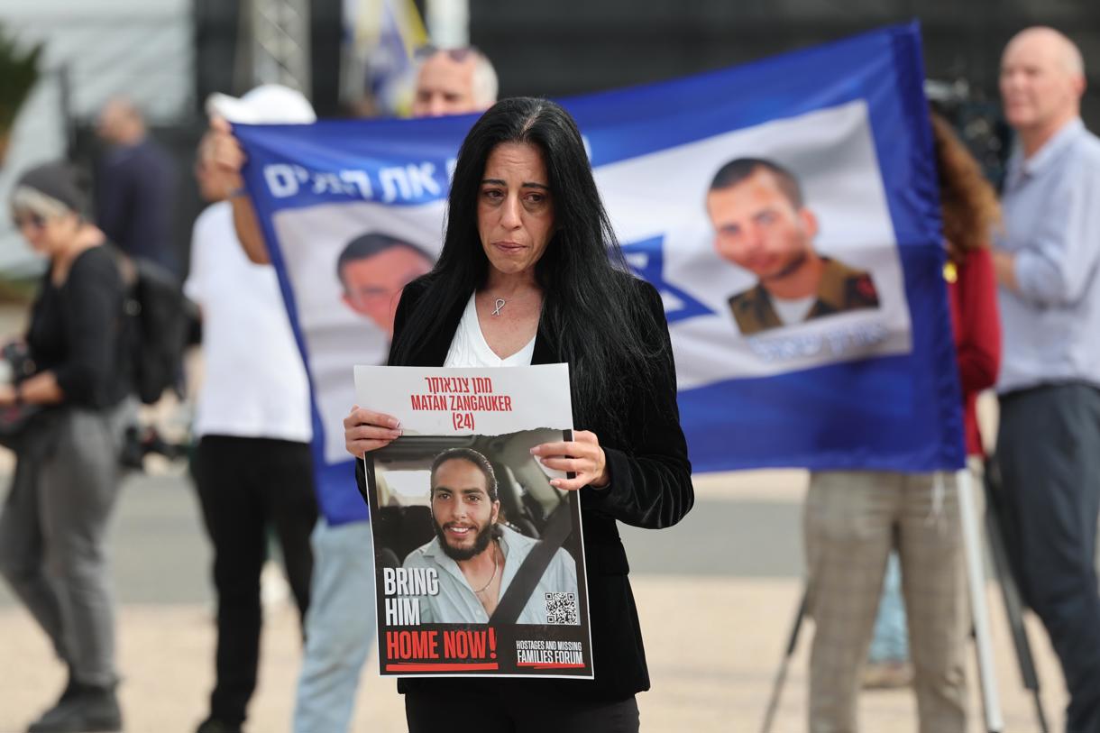 Einav Zangauker, madre del rehén israelí Matan Zangauker, sostiene un cartel con la imagen de su hijo durante una conferencia de prensa en Tel Aviv. (Foto de Abir Sultan de la agencia EFE/EPA)