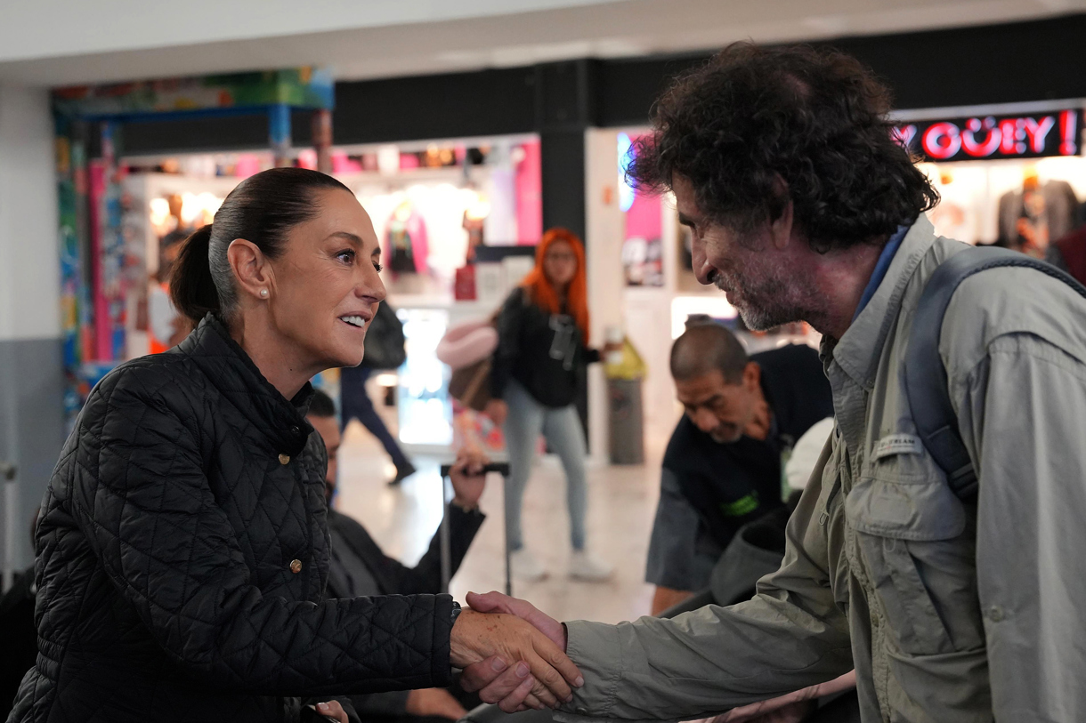 Fotografía cedida por la Presidencia de México de la mandataria mexicana, Claudia Sheinbaum, saludando a una persona previo a su viaje a Canadá este lunes, en el Aeropuerto Internacional de Ciudad de México (México). (Foto Presidencia de México)
