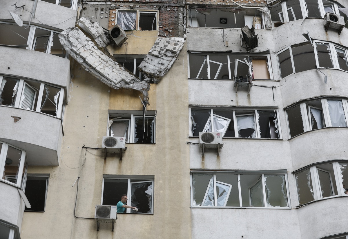 Estado de la fachada de un edificio en Kiev tras el ataque ruso en el que murieron 4 personas. (Foto de Sergey Dolzhenko de la agencia EFE/EPA)