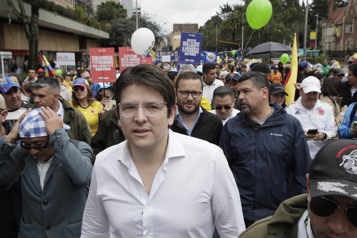 Fotografía de archivo del 23 de noviembre de 2024 del senador de la oposición Miguel Uribe (c) en Bogotá (Colombia). (Foto de Carlos Ortega de la agencia EFE)