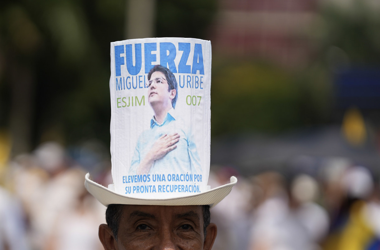 Un hombre con la imagen del senador Miguel Uribe Turbay se manifiesta durante la “Marcha del silencio” este domingo, en Cali (Colombia). (Foto de Ernesto Guzmán de la agencia EFE)