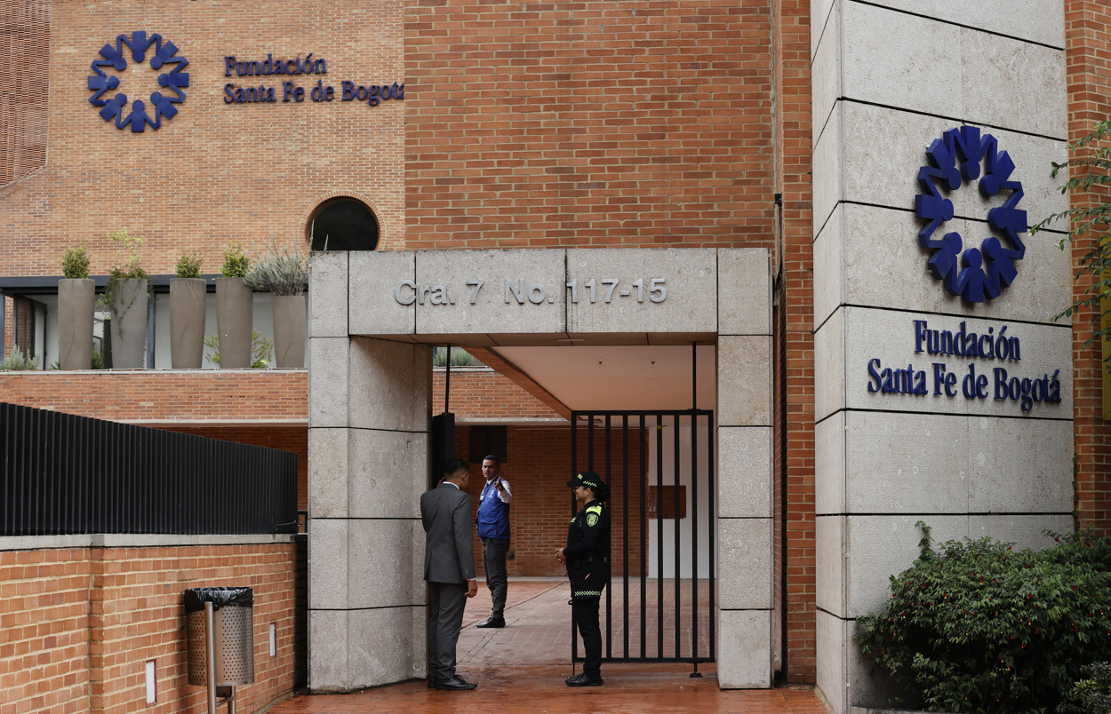 Una integrante de la policía custodia una entrada de la Fundación Clínica Santa Fe el 9 de junio de 2025, donde es atendido el senador y precandidato presidencial Miguel Uribe Turbay en Bogotá (Colombia). (Foto de Mauricio Dueñas Castañeda de la agencia EFE)