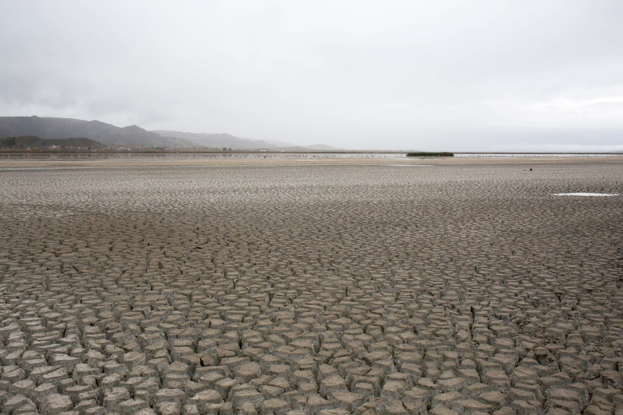 El lecho seco de un lago por la sequía. (Foto de archivo de Luis Gandarillas de la agencia EFE)