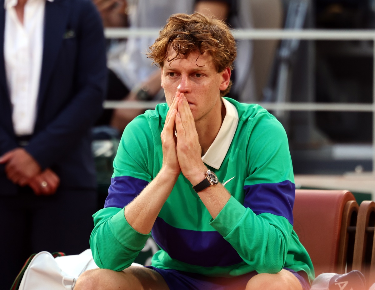 El tenista italiano Jannik Sinner lamenta su derrota en Roland Garros. (Foto de Teresa Suarez de la agencia EFE/EPA)