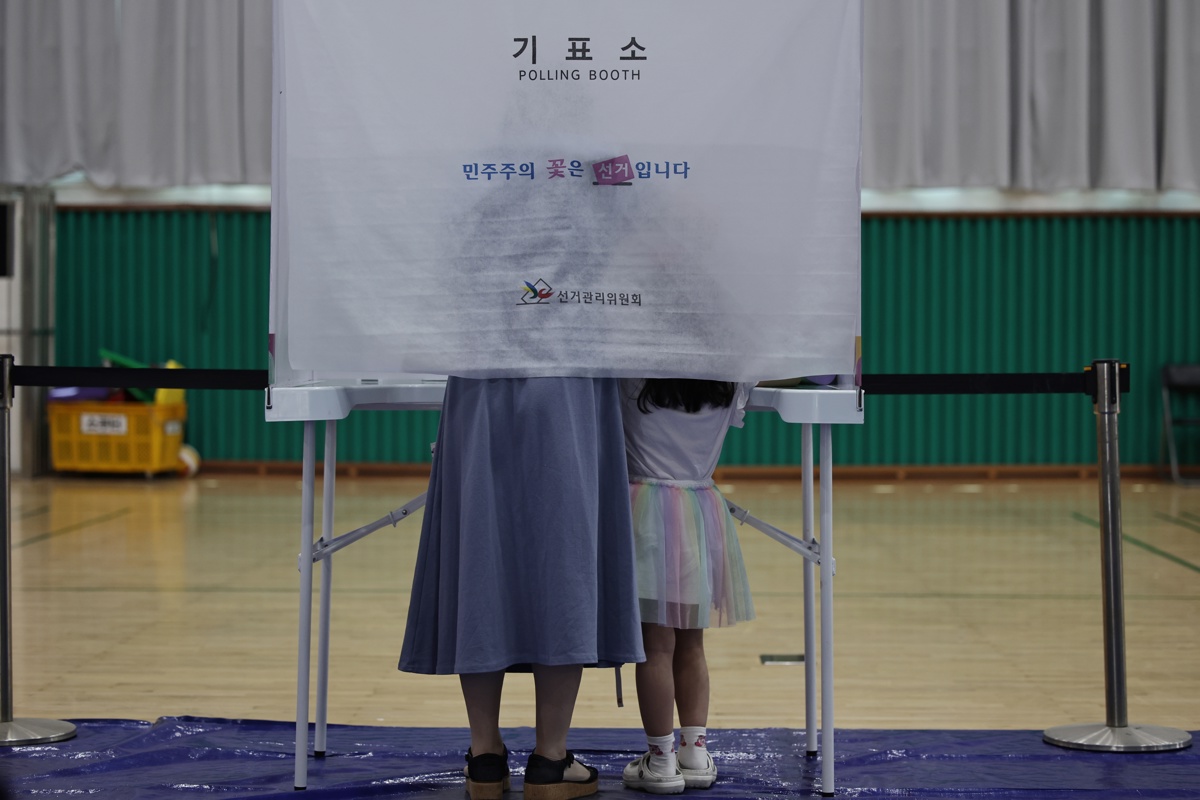 Una mujer junto a una niña en un centro de votación en Seúl, Corea del Sur, 3 de junio de 2025. (Foto de Andrés Martínez Casares de la agencia EFE/EPA)