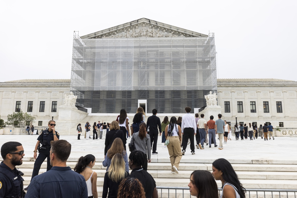 Personas caminan frente a la Corte Suprema de Estados Unidos en Washington (EUA). (Foto de Jim Lo Scalzo de la agencia EFE/EPA)