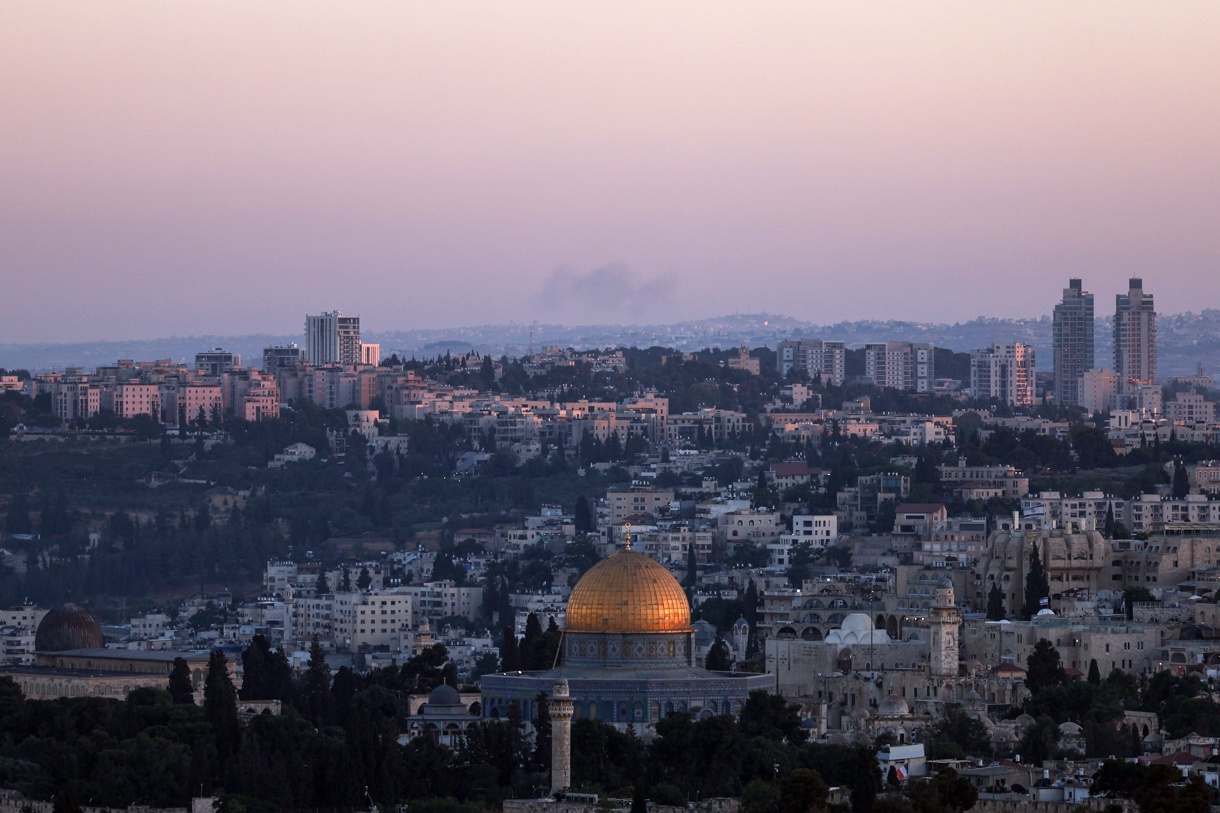 Una columna de humo en el horizonte de Jerusalén tras el impacto de un misil este viernes. (Foto Atef Safadi de la agencia EFE/EPA)