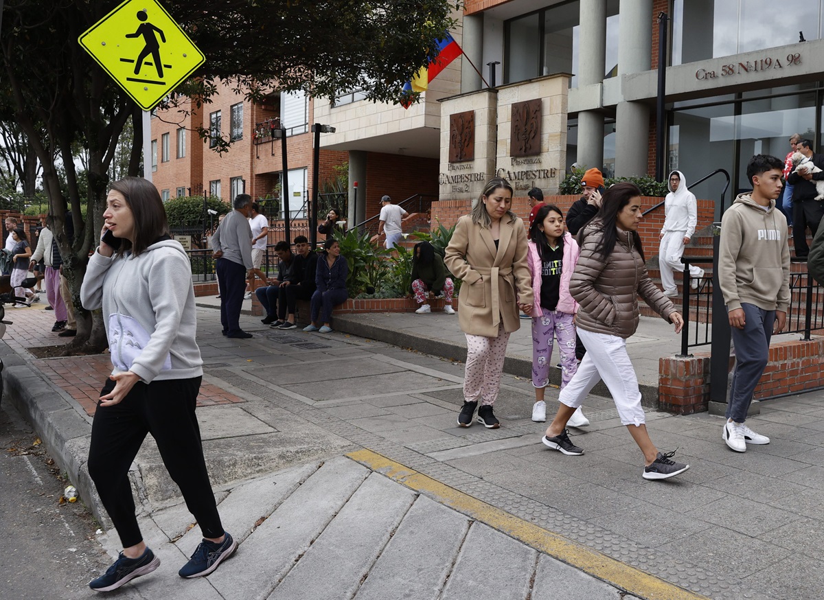 Personas salen de sus apartamentos tras un sismo de magnitud 6.5 este domingo, en Bogotá (Colombia). (Foto de Mauricio Dueñas Castañeda de la agencia EFE)