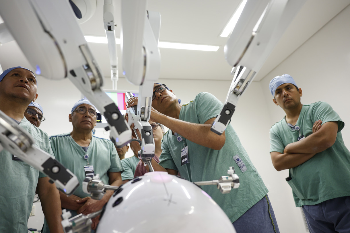 Cirujanos realizan una intervención. (Foto de archivo de Sebastião Moreira de la agencia EFE)