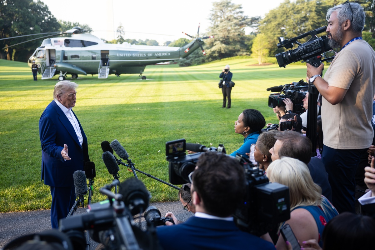 El presidente de Estados Unidos, Donald Trump, habla con los periodistas en el Jardín Sur de la Casa Blanca en Washington (EUA). (Foto de Francis Chung de la agencia EFE/EPA/ POOL)