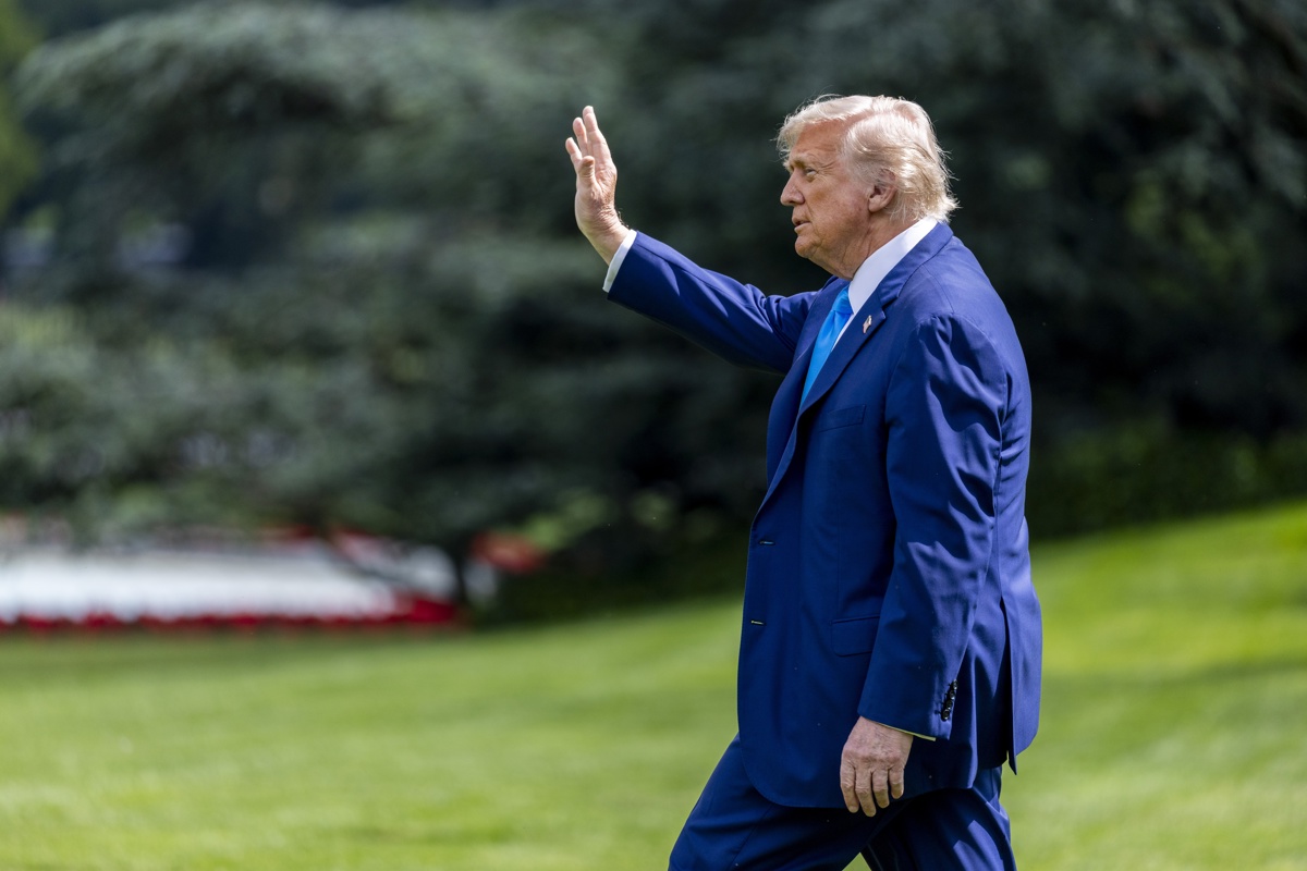 El presidente de Estados Unidos, Donald J. Trump, camina para abordar el Marine One en el jardín sur de la Casa Blanca en Washington, DC, EUA, el 6 de junio de 2025. (Foto de Shawn Thew de la agencia EFE/EPA)