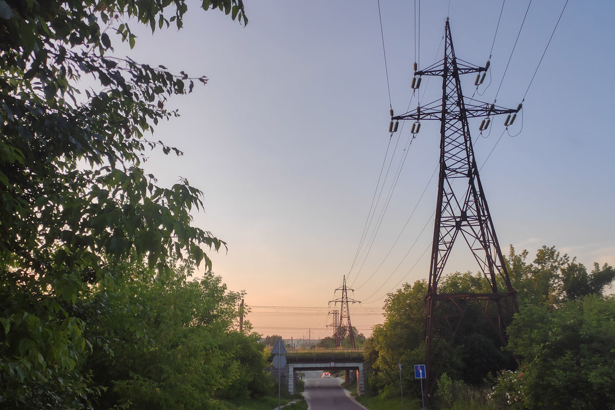 Vista de unas torres eléctricas en los alrededores de Leópolis, Ucrania. (Foto de Rotyslav Averchuk de la agencia EFE)