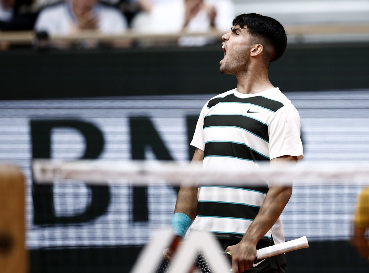 El español Carlos Alcaraz durante su partido de cuarta ronda masculina contra Ben Shelton de EE. UU. en el Grand Slam del Abierto de Francia, torneo de tenis en Roland Garros, París, Francia, este domingo. EFE/EPA/YOAN VALAT