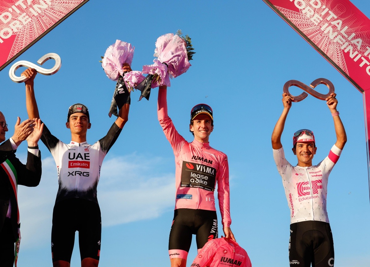 El podido del Giro, el segundo clasificado, el mexicano Isac Del Toro Romero, del UAE Team Emirates; el campeón, el británico Simon Yate, del Team Visma Lease a Bike, y el tercero en el cajón, el italiano Matteo Moschetti, del Pro Cycling Teamen Roma, Italia. (Foto de EFE)