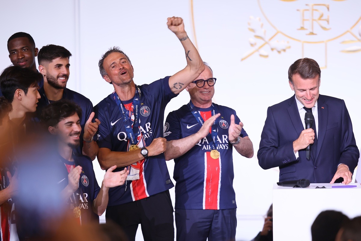 El presidente francés, Emmanuel Macron se dirige a Luis Enrique Martínez. (Foto de Thomas Padilla de la agencia EFE)