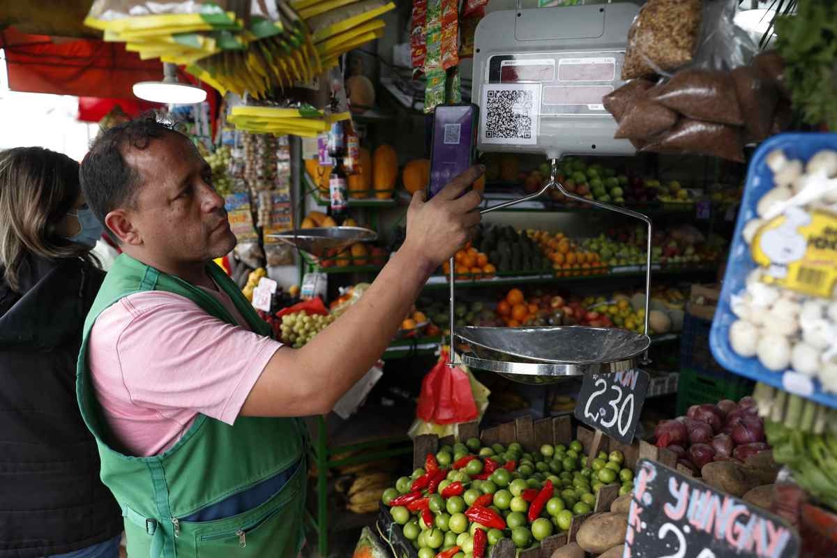 Fotografía de archivo en donde se ve un puesto de frutas y verduras en Lima (Perú). (Foto de Paolo Aguilar de la agencia EFE)
