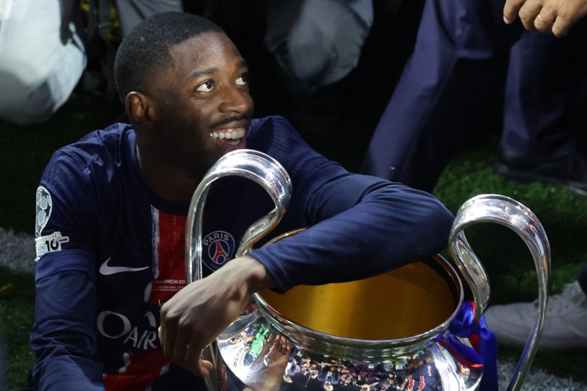 Ousmane Dembele, delantero del París Saint Germain, abraza la Champions. EFE/EPA/CHRISTOPHER NEUNDORF