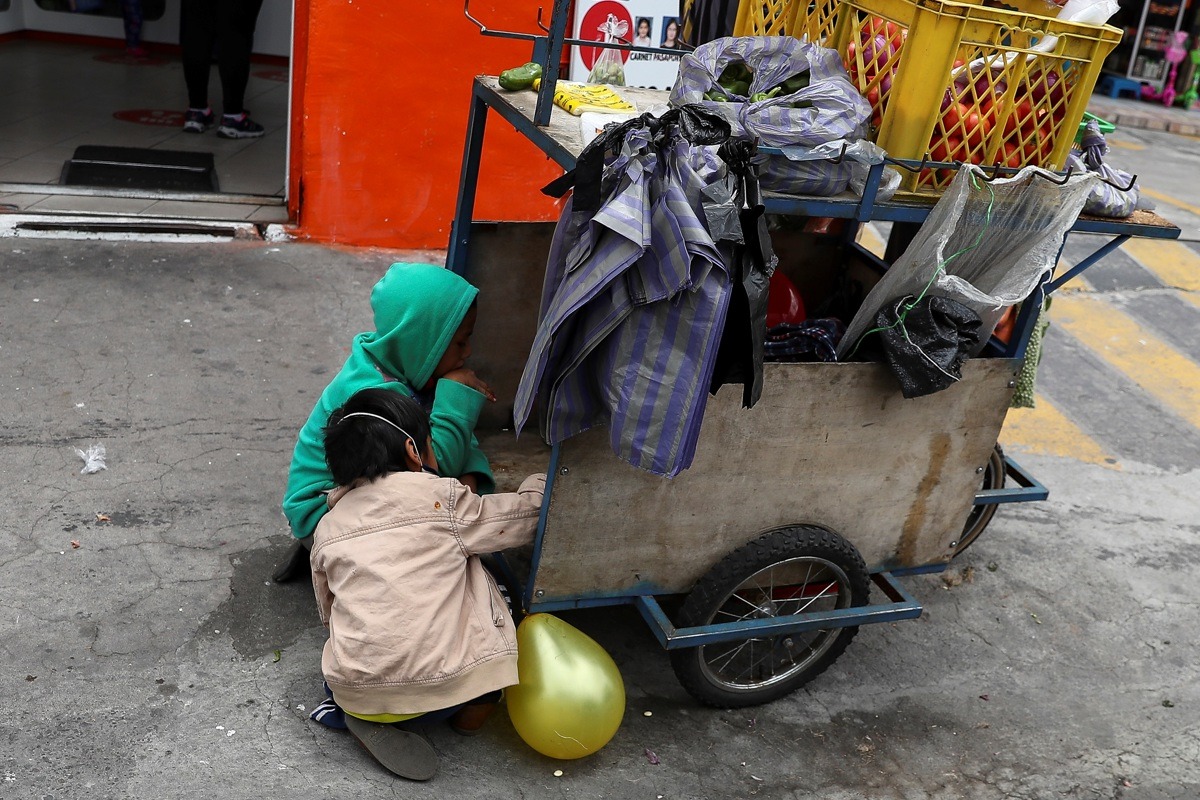 Fotografía de archivo de dos niños en Ecuador. (Foto de José Jácome de la agencia de EFE)