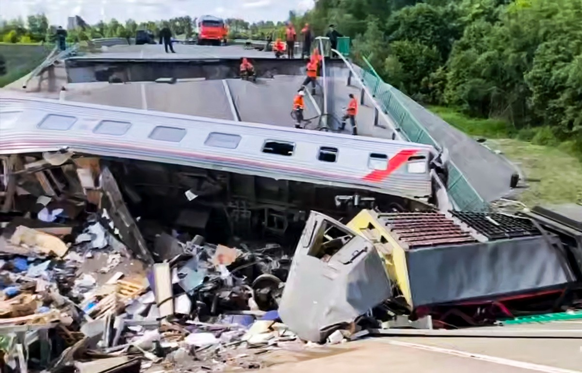 Moscú, 1 jun (EFE).- Rusia acusó este domingo a Ucrania como responsable de la muerte de siete personas en el descarrilamiento de dos trenes en regiones fronterizas, suceso que tuvo lugar en víspera de la segunda ronda de negociaciones de paz en Estambul. EFE/EPA/RUSSIAN EMERGENCIES MINISTRY / HANDOUT HANDOUT EDITORIAL USE ONLY/NO SALES